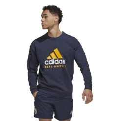 ADIDAS Rundhals-Sweatshirt Real Madrid 2022/23 DNA -MACRON Verkaufsgeschäft adidas hd1329 3 apparel on model standard view white