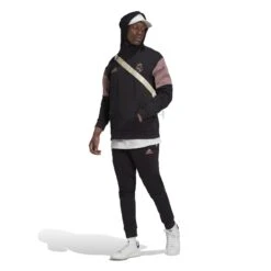 ADIDAS Kapuzenpullover Reise Real Madrid 2022/23 9 ADIDAS Kapuzenpullover Reise Real Madrid 2022/23 -MACRON Verkaufsgeschäft adidas hd1345 6 apparel on model walking view white