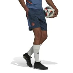 ADIDAS Trainingsshorts Manchester United Condivo 2022/23 -MACRON Verkaufsgeschäft adidas hh9320 5 apparel on model walking view white