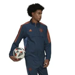 ADIDAS Trainings-Trainingsjacke Manchester United Condivo 2022/23 -MACRON Verkaufsgeschäft adidas hh9322 6 apparel on model walking view white