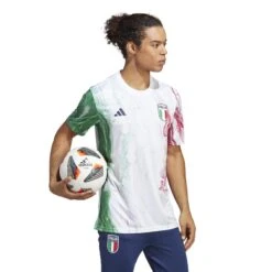 ADIDAS Prematch-Trikot Italie 2022/23 -MACRON Verkaufsgeschäft adidas hs9868 7 apparel on model walking view white