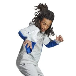 Kapuzenpullover Adidas Essentials Colorblock -MACRON Verkaufsgeschäft adidas hy5930 6 apparel on model walking view white