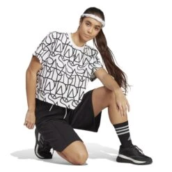 Shorts Für Frauen Adidas Allover Graphic -MACRON Verkaufsgeschäft adidas ic6611 5 apparel on model walking view white