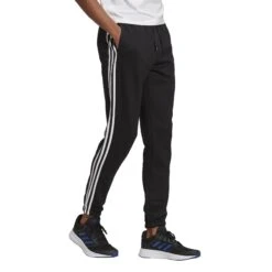 Hosen Adidas Essentials Fleece Tapered Elastic 18 Hosen Adidas Essentials Fleece Tapered Elastic -MACRON Verkaufsgeschäft gk8822 app on model walking white