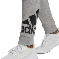 Hosen Adidas Essentials French Terry Tapered Cuff Logo -MACRON Verkaufsgeschäft gk8978 app on model detail 2 white