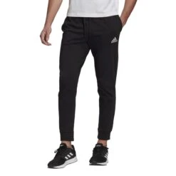 Hosen Adidas Essentials Single Tapered Cuff 20 Hosen Adidas Essentials Single Tapered Cuff -MACRON Verkaufsgeschäft gk9226 app on model standard white