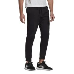 Hosen Adidas Essentials Single Tapered Cuff 24 Hosen Adidas Essentials Single Tapered Cuff -MACRON Verkaufsgeschäft gk9226 app on model walking white