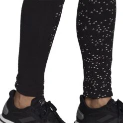 Damen-Leggings Adidas Sportswear 3 Bar AOP -MACRON Verkaufsgeschäft gp9644 app on model detail 3 white