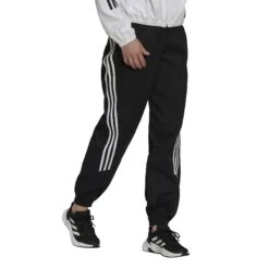 Damenhosen Adidas Sportswear Future Icons Woven -MACRON Verkaufsgeschäft h21575 app on model walking white