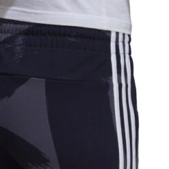 Shorts Für Frauen Adidas Essentials Print 3-Stripes -MACRON Verkaufsgeschäft ha1220 app on model detail 2 white 1645105710