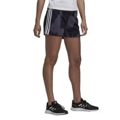 Shorts Für Frauen Adidas Essentials Print 3-Stripes -MACRON Verkaufsgeschäft ha1220 app on model walking white 1645109395