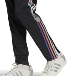 Jogging Adidas Tiro Pride -MACRON Verkaufsgeschäft hc9785 5 apparel on model side view white