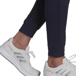 Hose Adidas Essentials Small Logo French Terry 7/8 -MACRON Verkaufsgeschäft he4423 app on model detail 2 white